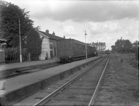 154679 Afbeelding van twee kruisende stoomtreinen op het N.S.-station Vaassen te Vaassen.